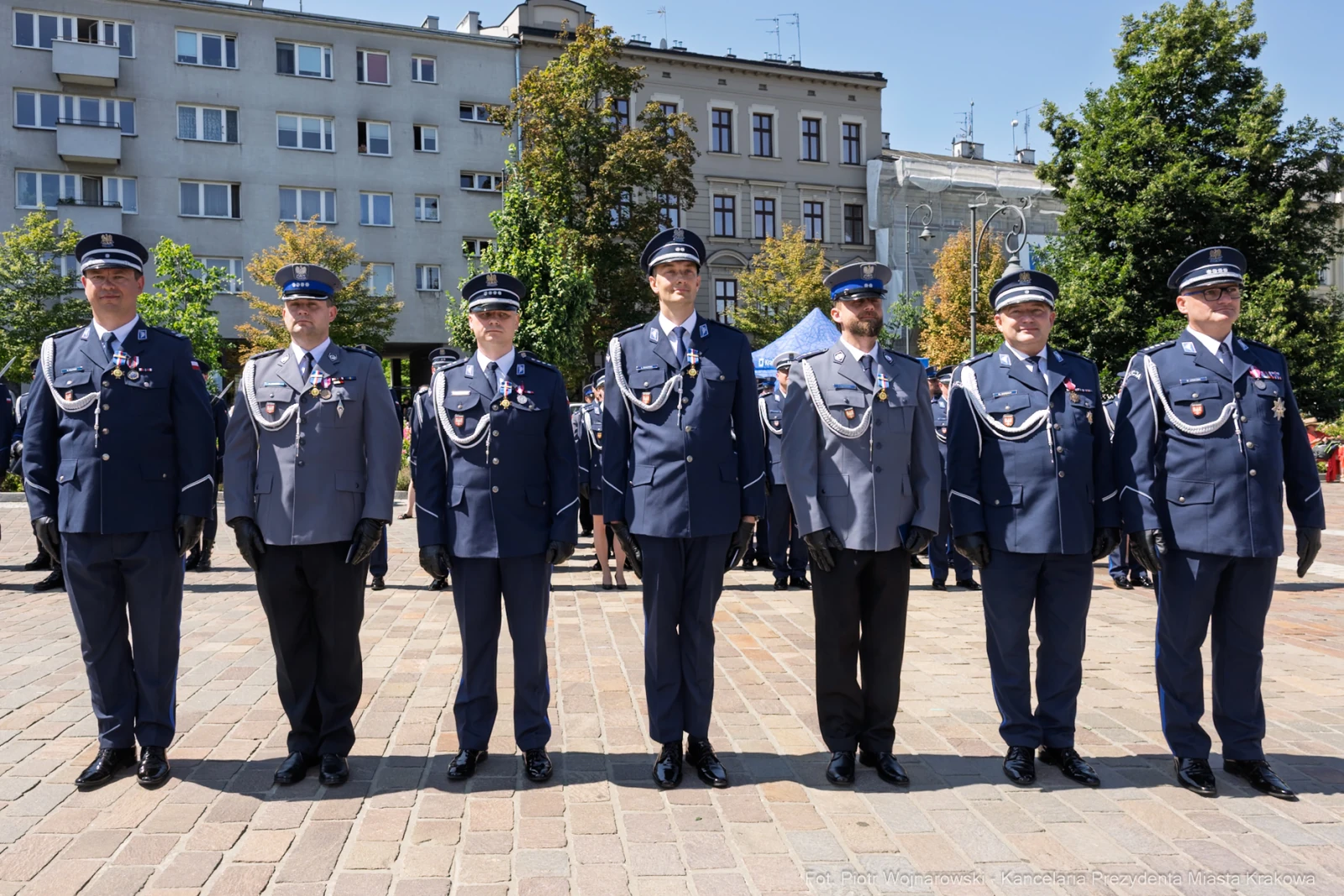 Grupa mężczyzn w mundurach wojskowych z odznaczeniami na uroczystości.  Autor: Piotr Wojnarowski