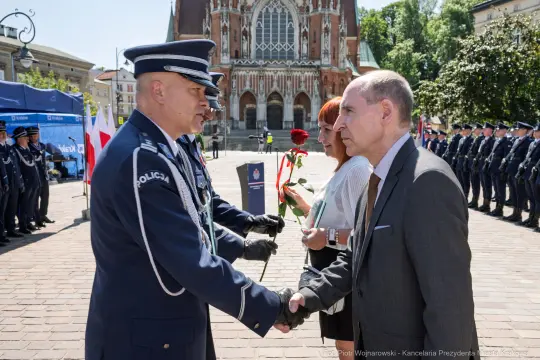 Ceremonia wręczenia odznaczeń z udziałem policji i lokalnych władz.