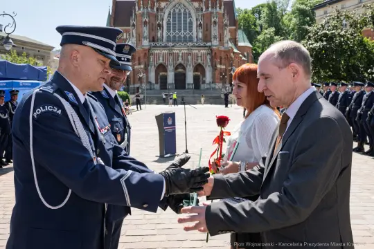 Uroczystość wręczenia nagród przez policję w Krakowie.