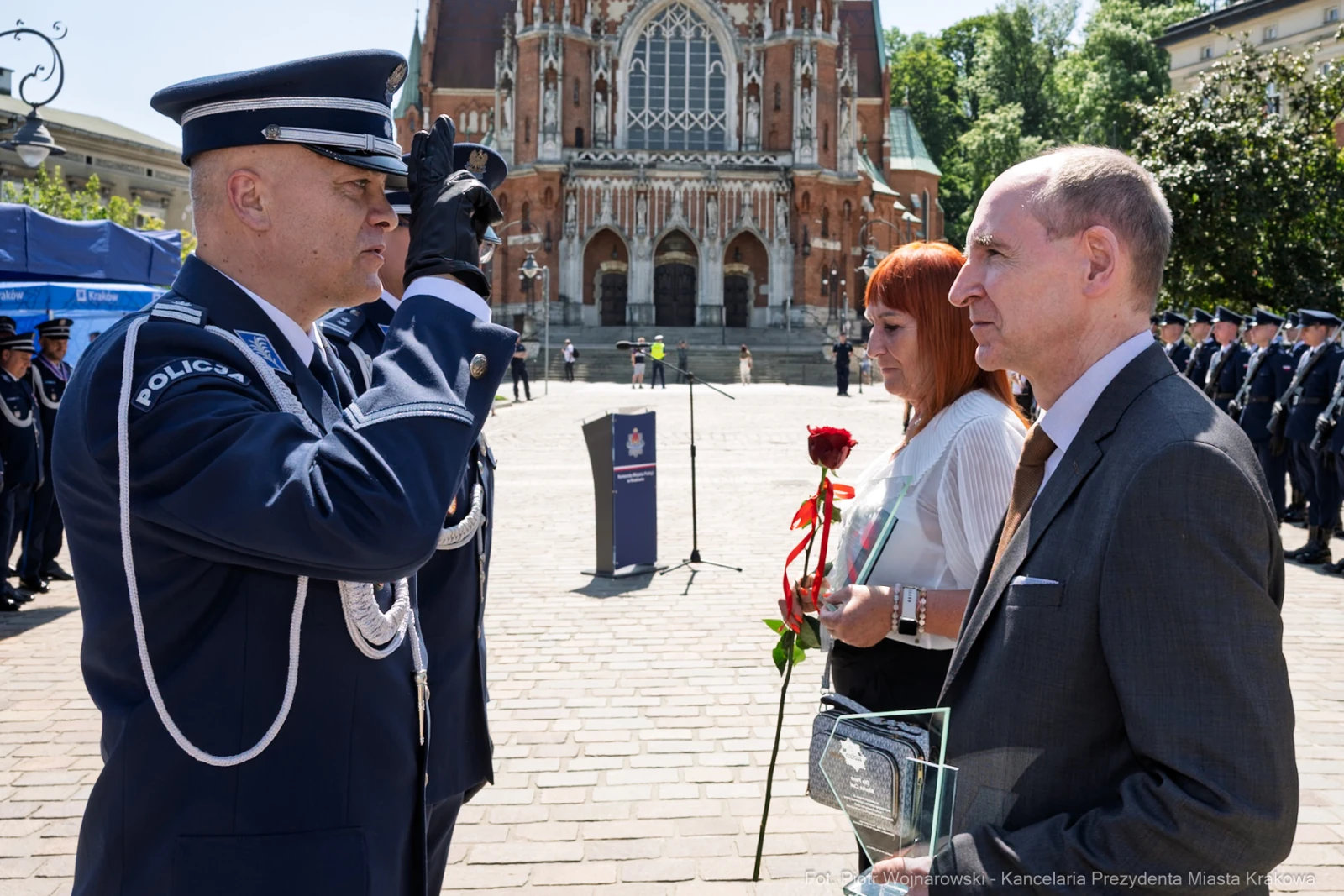 Ceremonia wręczenia nagród z udziałem policji i lokalnych władz.  Autor: Piotr Wojnarowski
