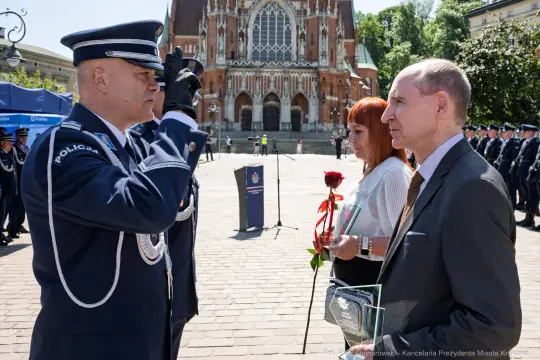 Ceremonia wręczenia nagród z udziałem policji i lokalnych władz.