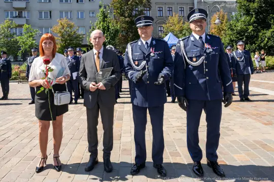 Ceremonia z udziałem przedstawicieli służb mundurowych oraz gości.