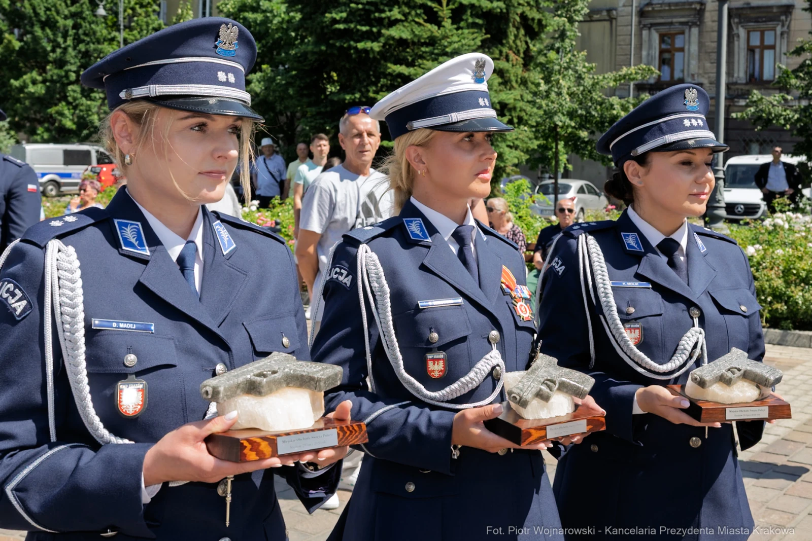 Trzy policjantki w mundurach trzymają nagrody podczas uroczystości.  Autor: Piotr Wojnarowski