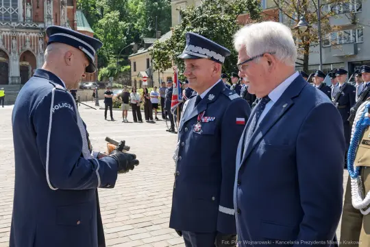 Ceremonia wręczenia odznaczeń w obecności policji i przedstawicieli władz.