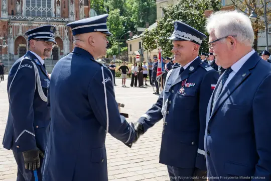 Spotkanie policjantów i przedstawicieli władz lokalnych podczas ceremonii.