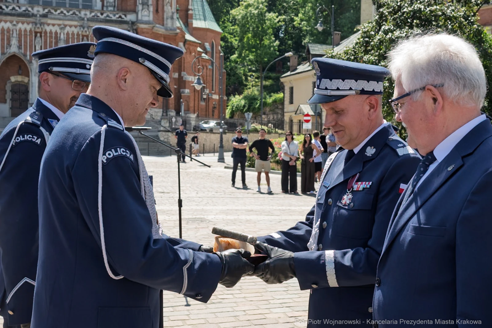 Ceremonia wręczenia odznaczeń przez policję w plenerze.  Autor: Piotr Wojnarowski