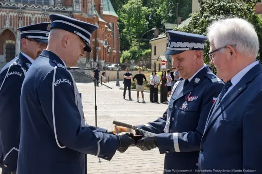 Ceremonia wręczenia odznaczeń przez policję w plenerze.