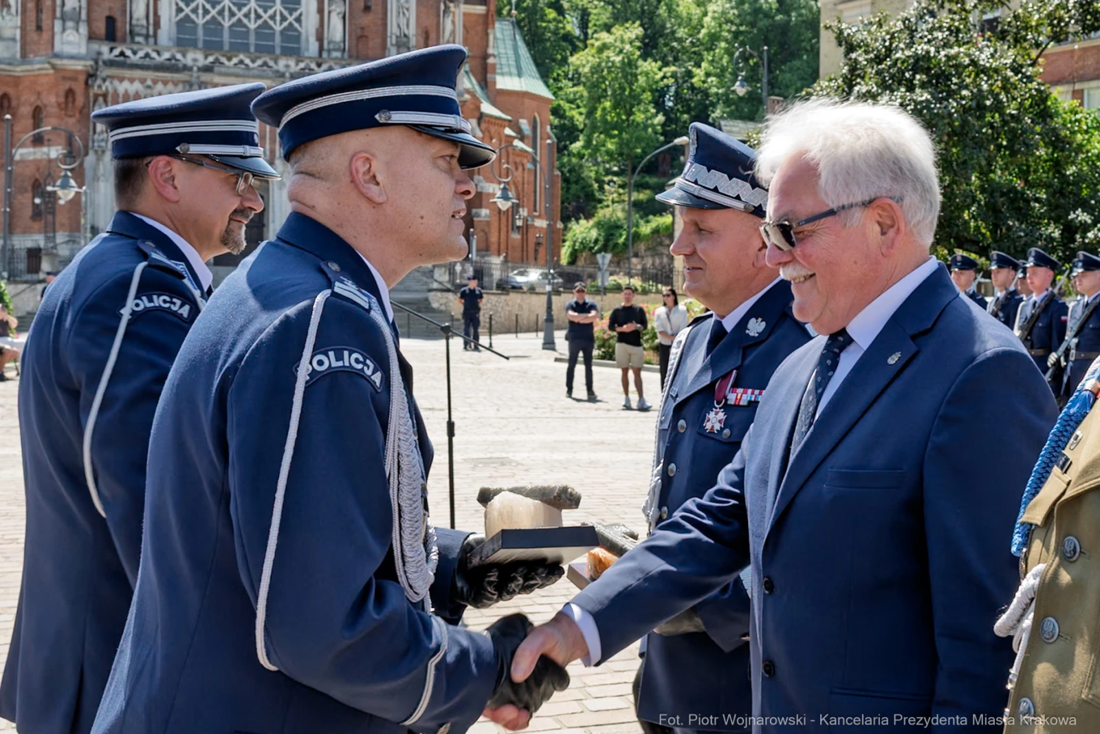 Uroczystość wręczenia odznaczeń przez przedstawicieli policji i władze samorządowe.  Autor: Piotr Wojnarowski