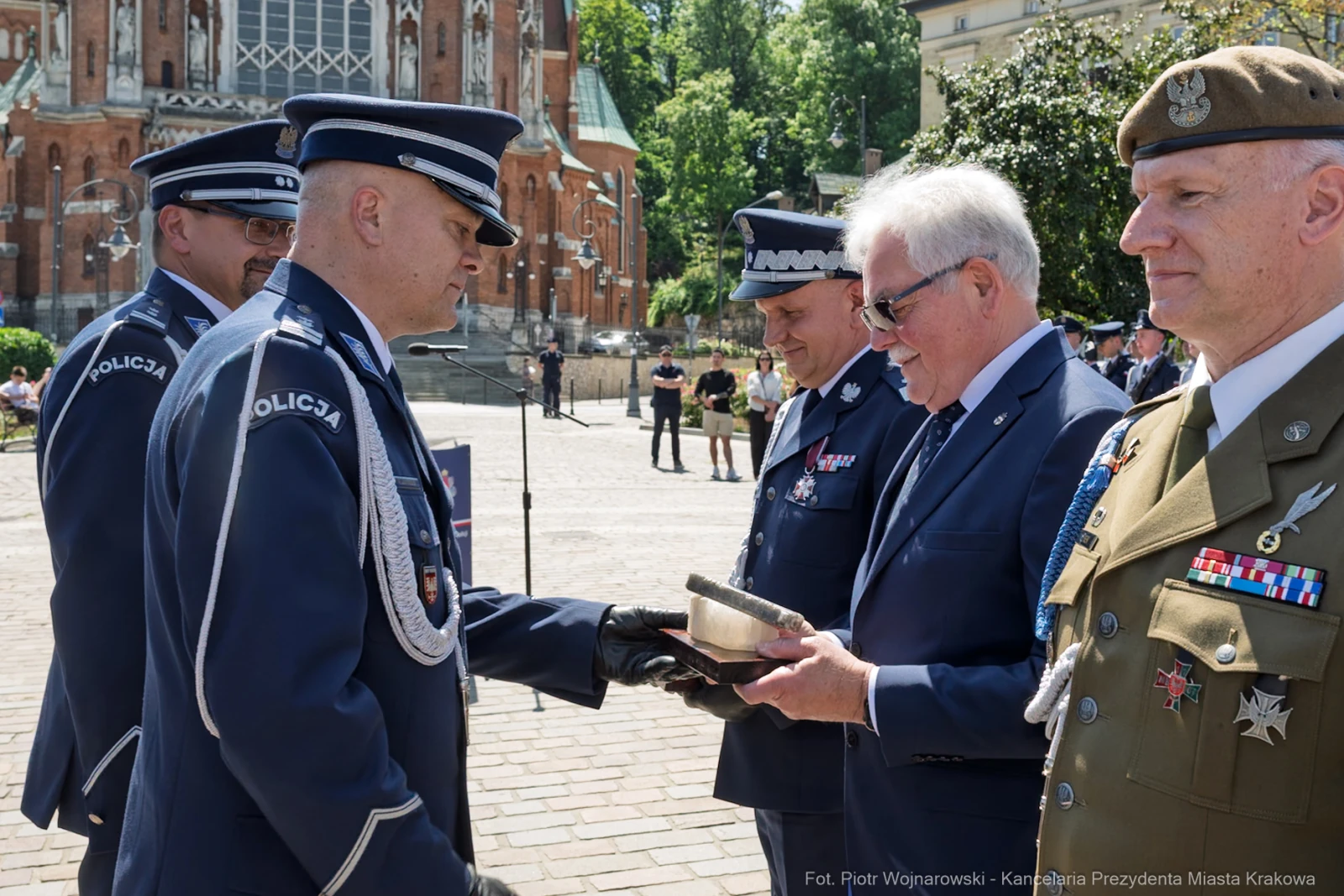 Uroczystość wręczenia odznaczeń przez przedstawicieli policji i wojska.  Autor: Piotr Wojnarowski