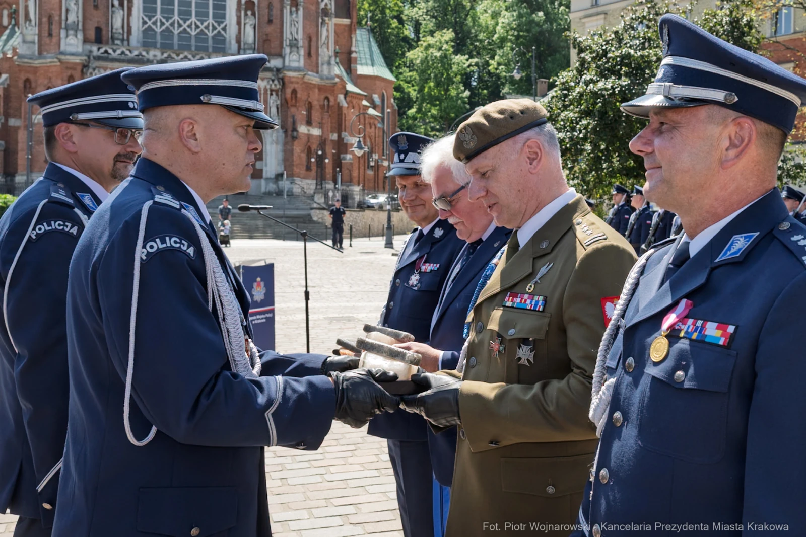 Ceremonia wręczenia odznaczeń przez przedstawicieli policji i wojska.  Autor: Piotr Wojnarowski