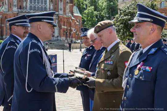 Ceremonia wręczenia odznaczeń przez przedstawicieli policji i wojska.