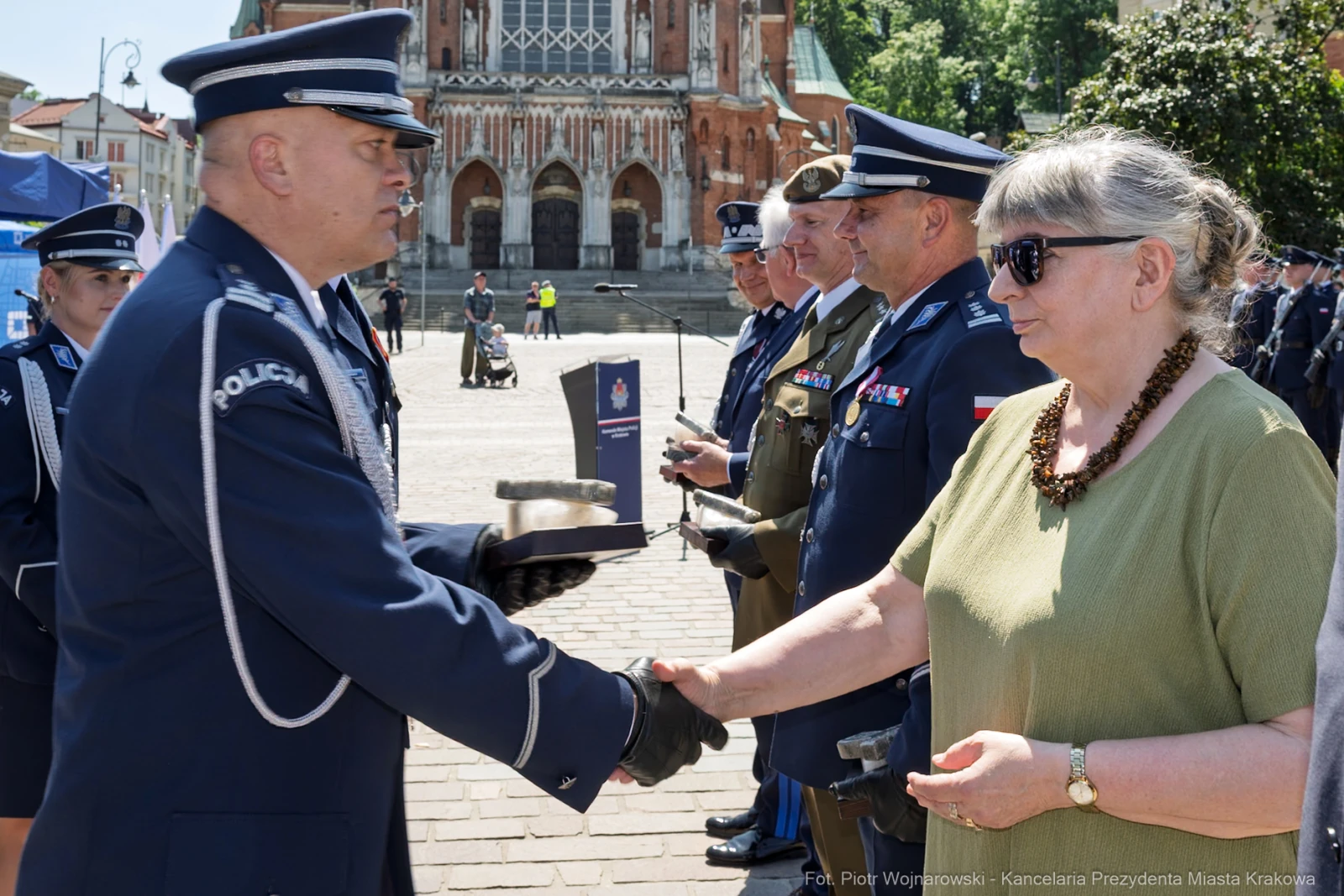 Ceremonia wręczenia odznaczeń, mężczyzna w mundurze podaje rękę kobiecie.  Autor: Piotr Wojnarowski