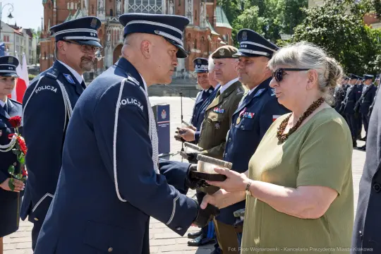 Uroczystość wręczenia odznaczeń przez policję w obecności lokalnych władz.