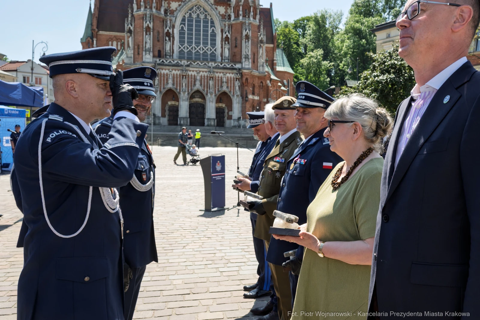 Ceremonia wojskowa z przedstawicielami służb mundurowych i cywilnych w tle zabytkowy budynek.  Autor: Piotr Wojnarowski