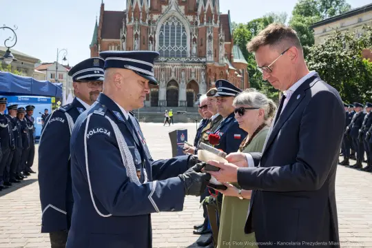 Ceremonia wręczenia odznaczeń przez przedstawicieli policji i władz.