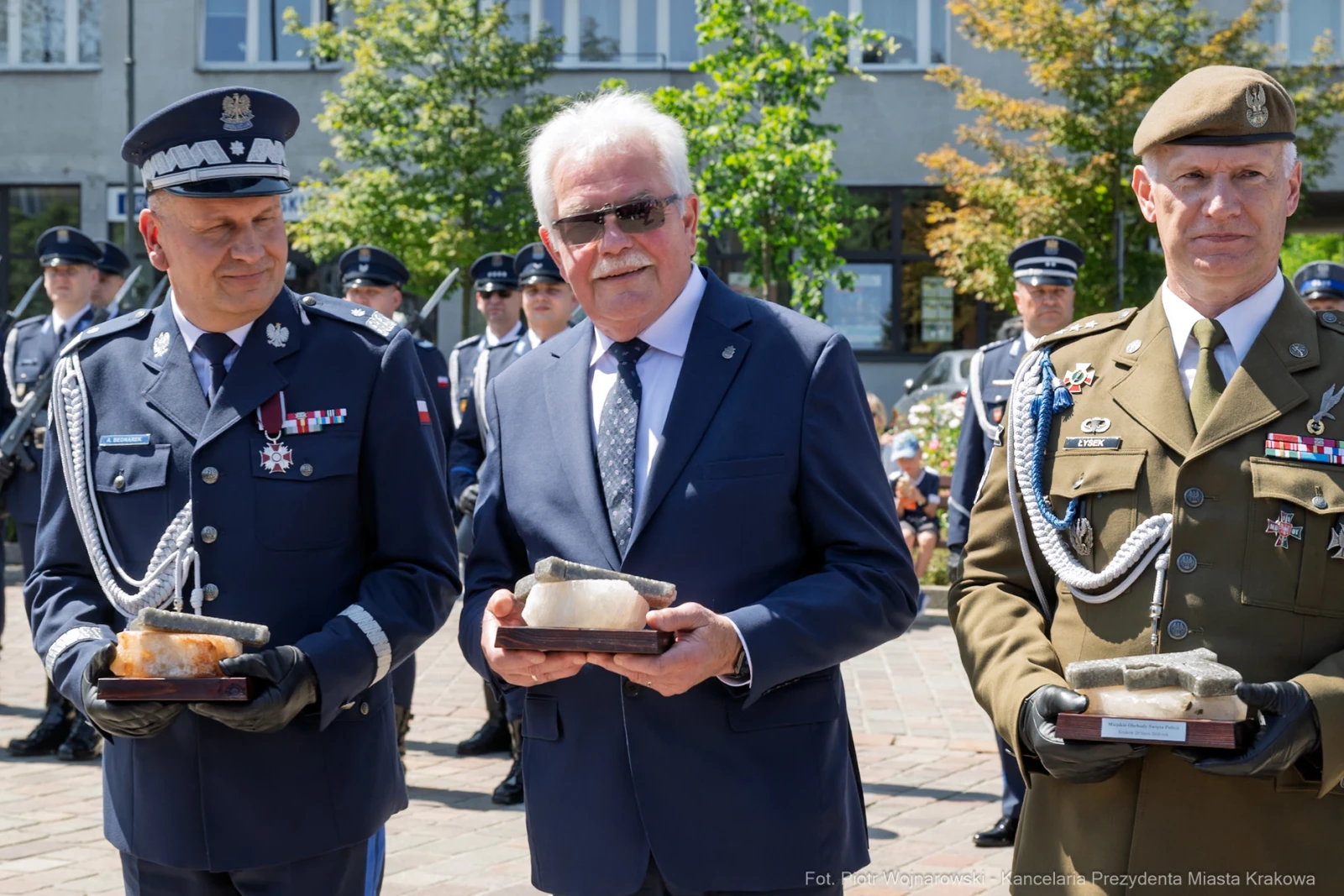 Uroczystość wręczenia nagród przez przedstawicieli policji i wojska.  Autor: Piotr Wojnarowski
