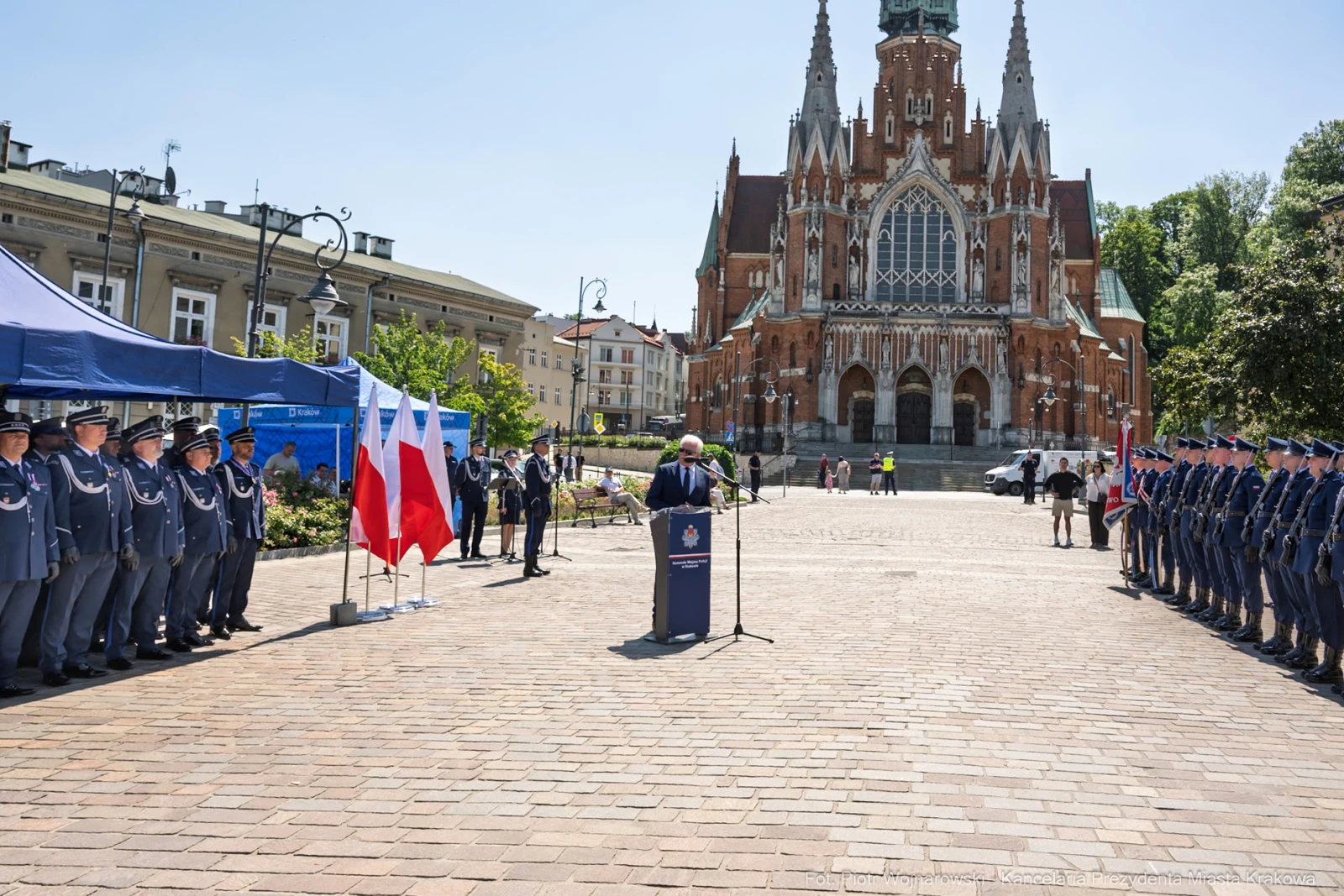Uroczystość z przemówieniem, w tle kościół i flagi Polski.  Autor: Piotr Wojnarowski