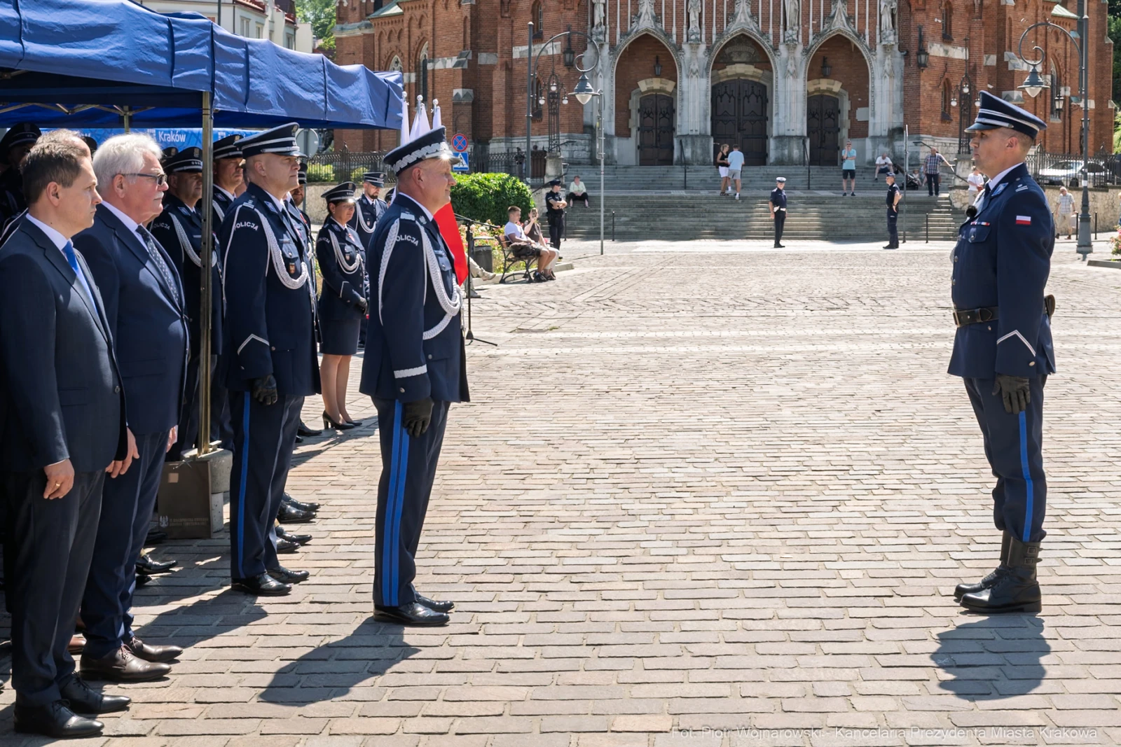 Ceremonia z udziałem funkcjonariuszy w mundurach oraz przedstawicieli władz.  Autor: Piotr Wojnarowski