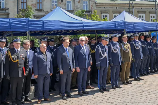 Uroczystość z udziałem przedstawicieli służb mundurowych i władz lokalnych.