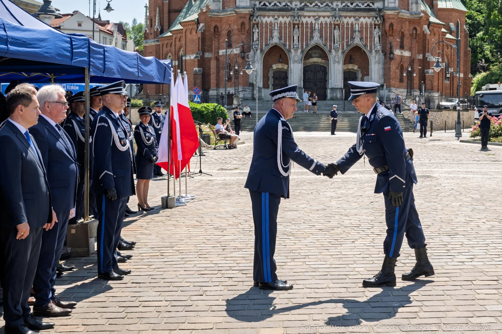 Ceremonia powitania z udziałem policjantów i przedstawicieli władz, w tle kościół.  Autor: Piotr Wojnarowski