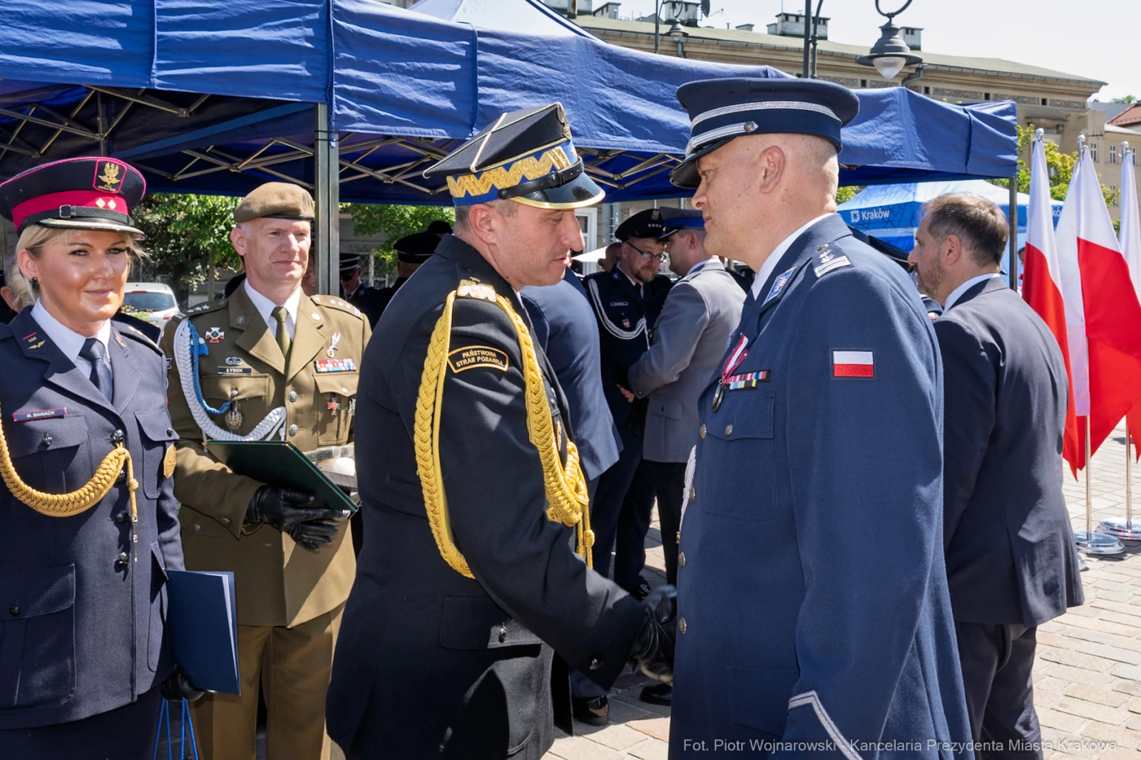 Oficjalne powitanie przedstawicieli służb mundurowych podczas ceremonii.  Autor: Piotr Wojnarowski