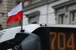 Flaga Polski na dachu autobusu z numerem 704.