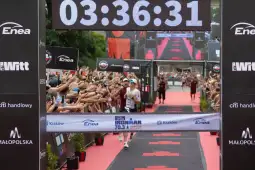 Zawodnik przekracza linię mety podczas zawodów Ironman 70.3 w Krakowie.