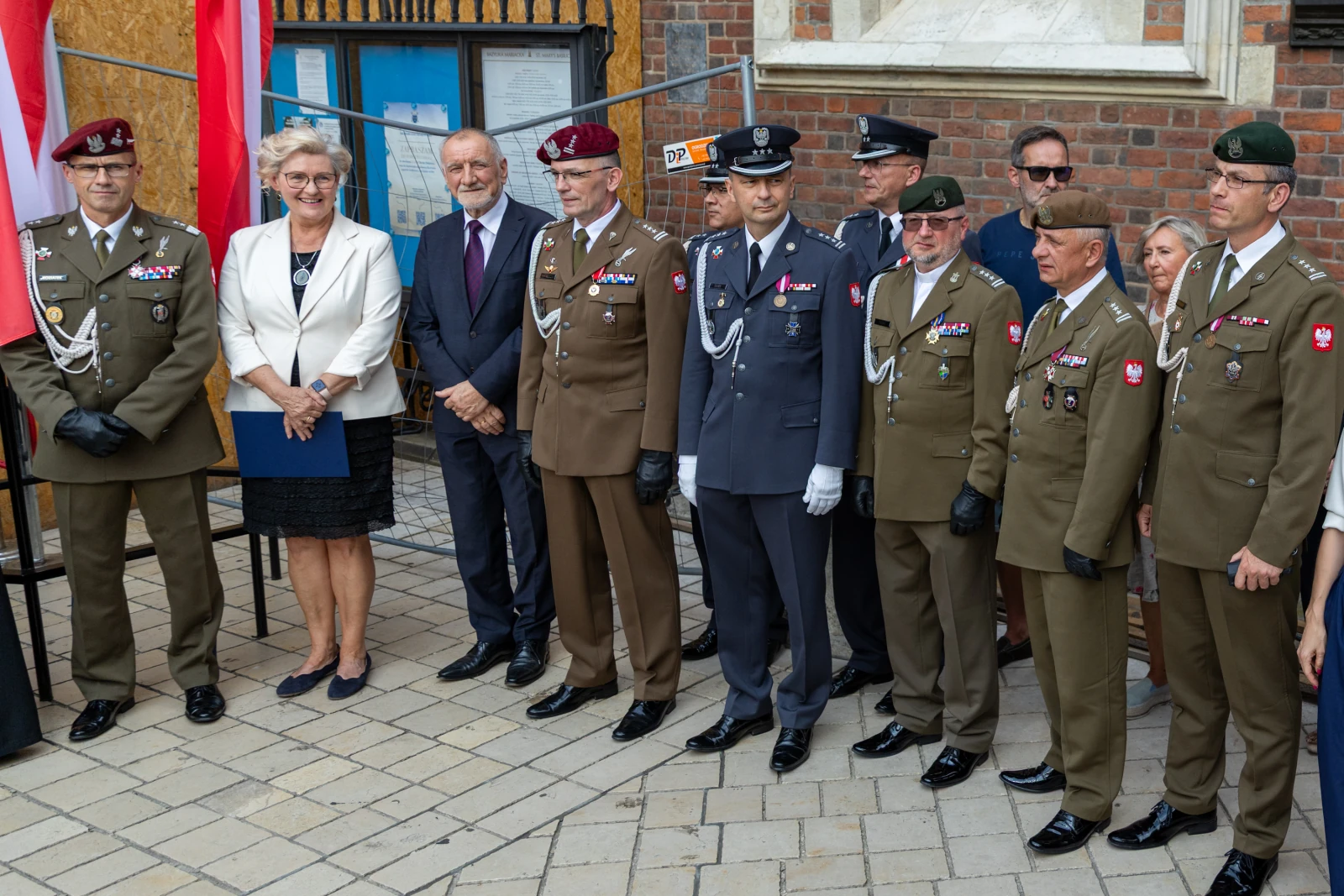 Grupa wojskowych i cywilnych przedstawicieli podczas uroczystości.  Autor: Bogusław Świerzowski