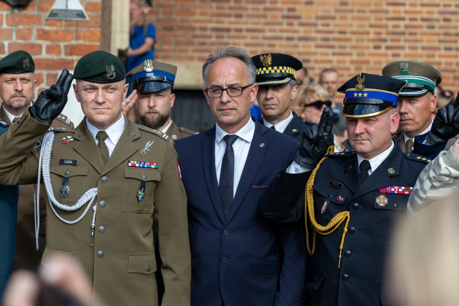 Ceremonia wojskowa z udziałem żołnierzy i przedstawicieli służb mundurowych.  Autor: Bogusław Świerzowski