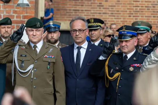 Ceremonia wojskowa z udziałem żołnierzy i przedstawicieli służb mundurowych.