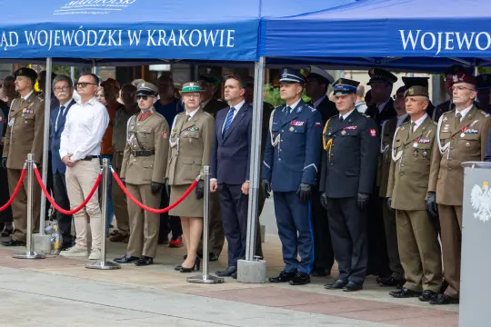 Uroczystość z udziałem wojskowych i cywilnych przedstawicieli w Krakowie.