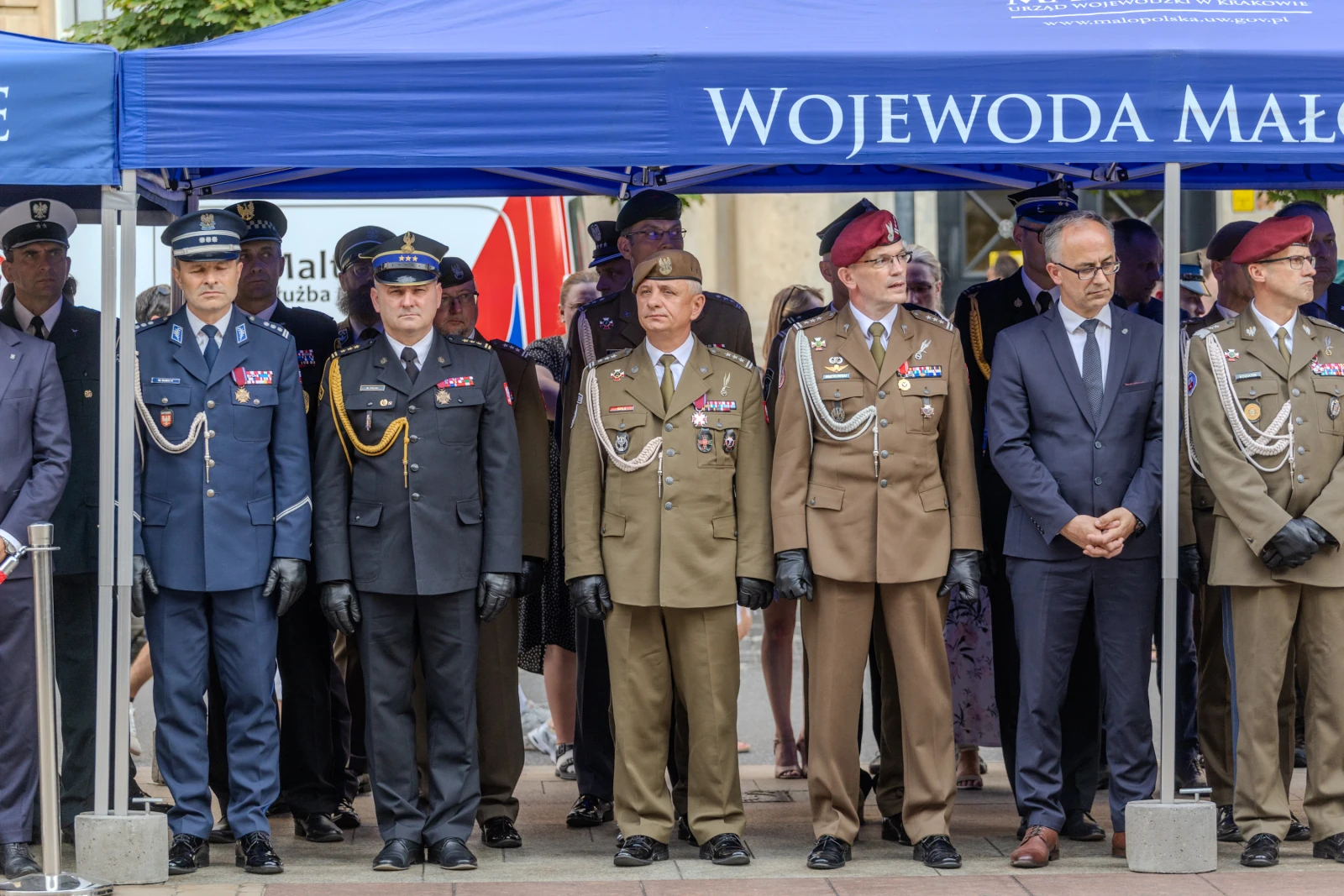 Uroczystość wojskowa z przedstawicielami różnych służb mundurowych.  Autor: Bogusław Świerzowski