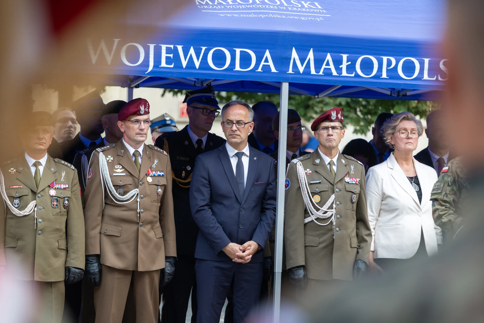 Uroczystość z udziałem wojskowych i cywilnych przedstawicieli pod namiotem.  Autor: Bogusław Świerzowski
