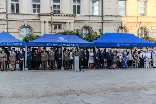 Uroczystość z udziałem przedstawicieli władz i wojska pod namiotami.
