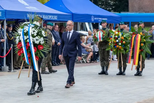 Ceremonia składania wieńców przez żołnierzy i oficjeli.
