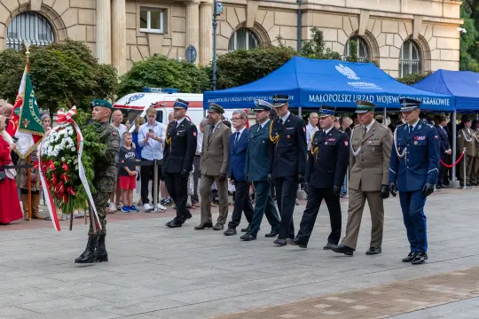 Uroczystość złożenia wieńca przez żołnierzy i przedstawicieli władz.