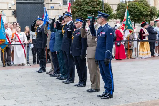 Uroczystość z udziałem żołnierzy w mundurach oraz sztandarów.