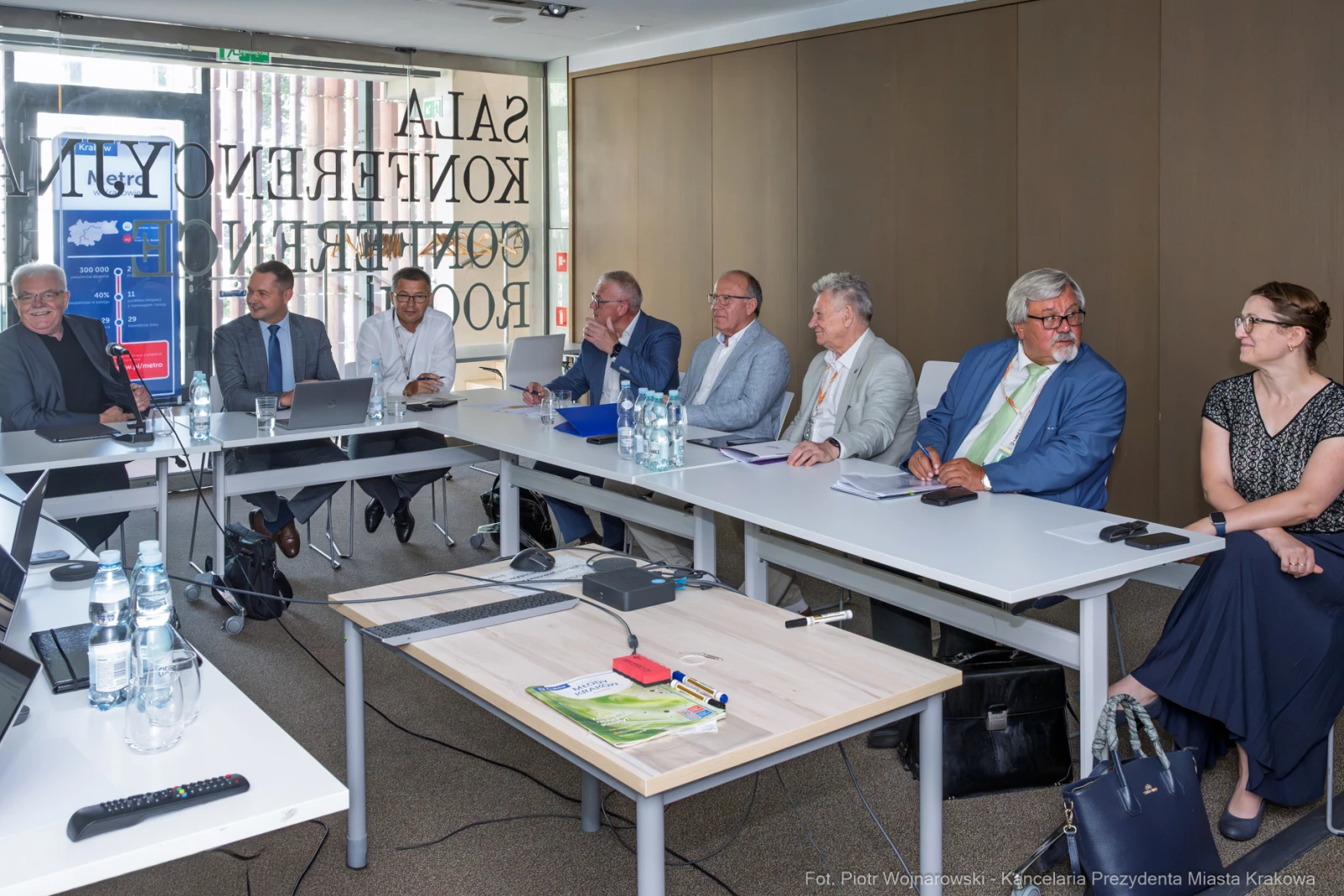 Spotkanie grupy ludzi przy stole, z laptopami i dokumentami, w sali konferencyjnej.  Autor: Piotr Wojnarowski
