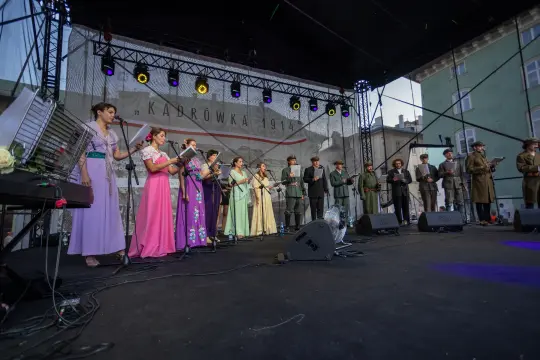 Występ artystyczny z udziałem muzyków i tancerzy w tradycyjnych strojach.