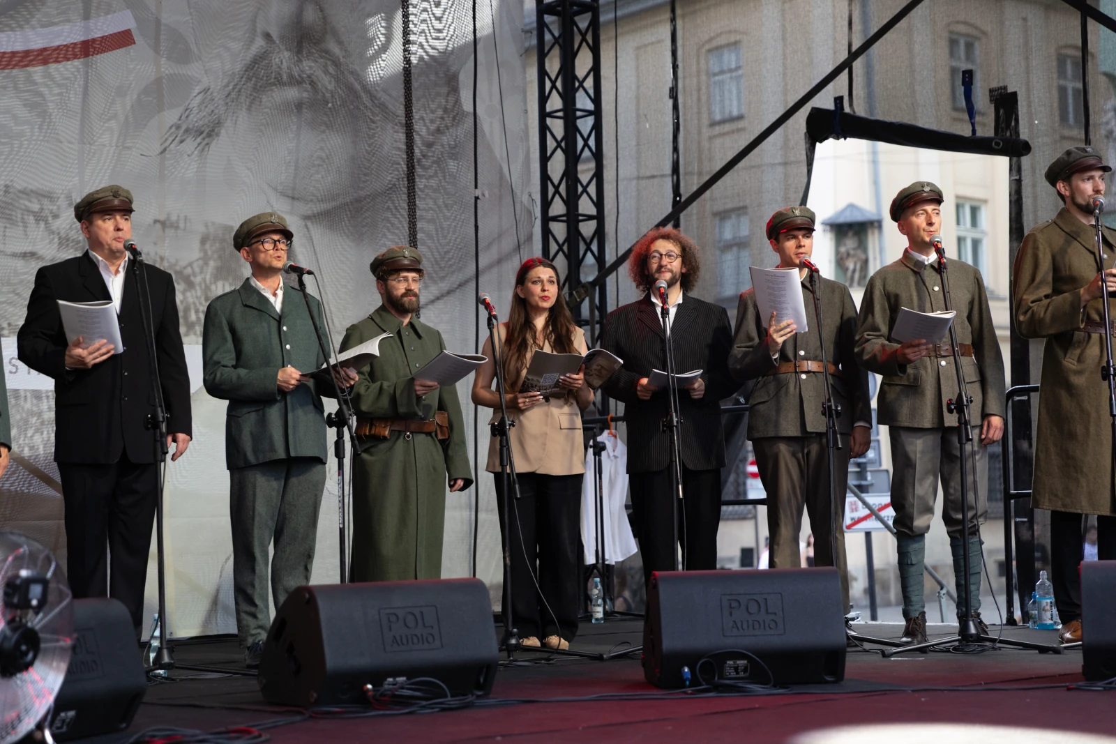 Grupa osób w strojach historycznych śpiewa na scenie podczas wydarzenia kulturalnego.  Autor: Bogusław Świerzowski