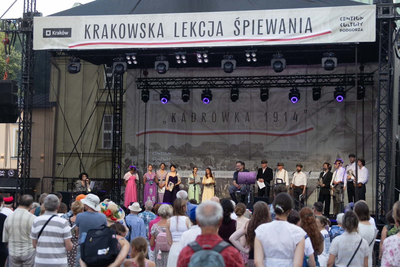 Krakowska lekcja śpiewania z występującymi artystami na scenie i publicznością.  Autor: Bogusław Świerzowski