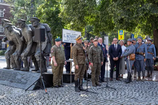 Uroczystość z udziałem żołnierzy i przedstawicieli władz przy pomniku.
