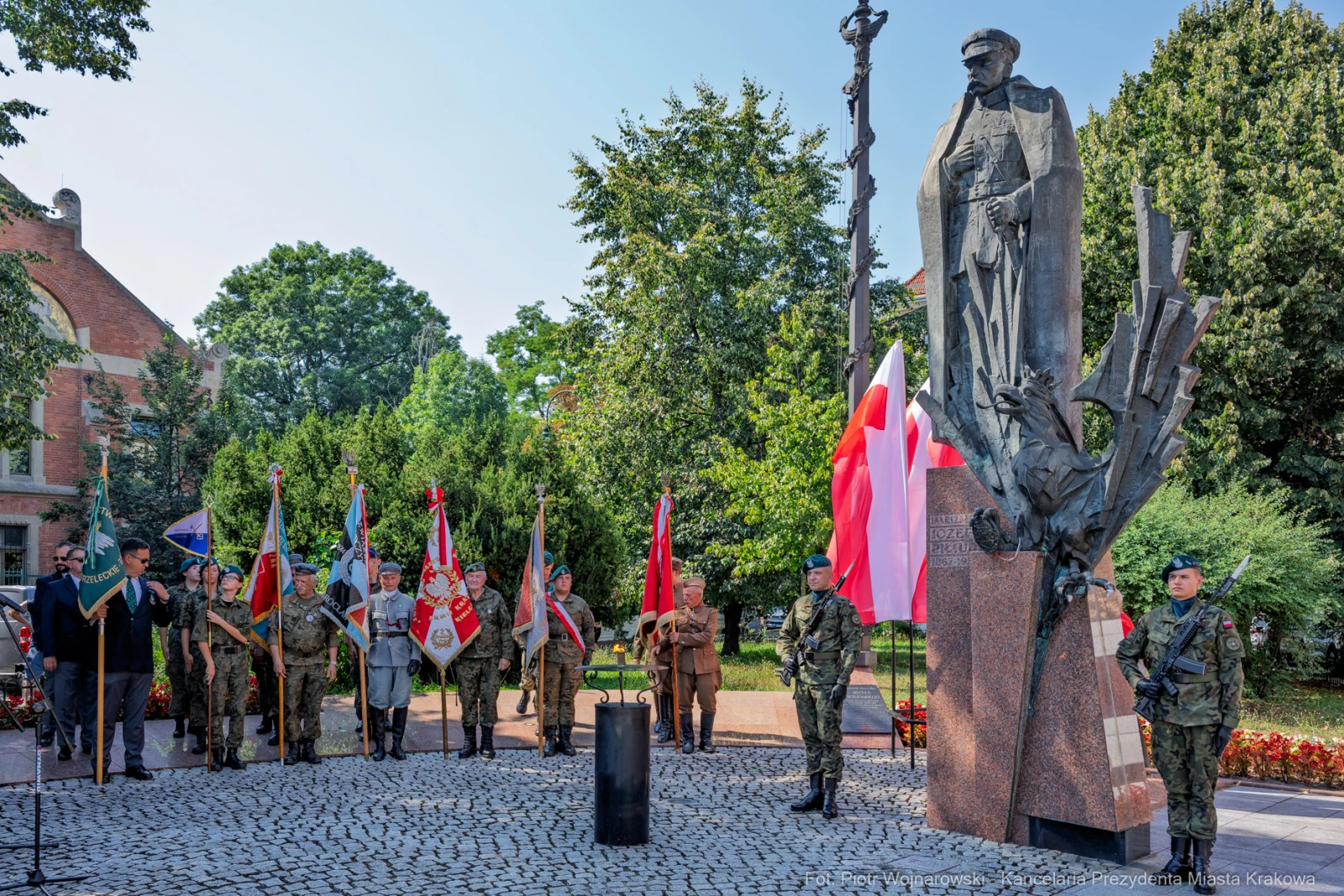 Uroczystość z udziałem żołnierzy i sztandarów przy pomniku.  Autor: Piotr Wojnarowski