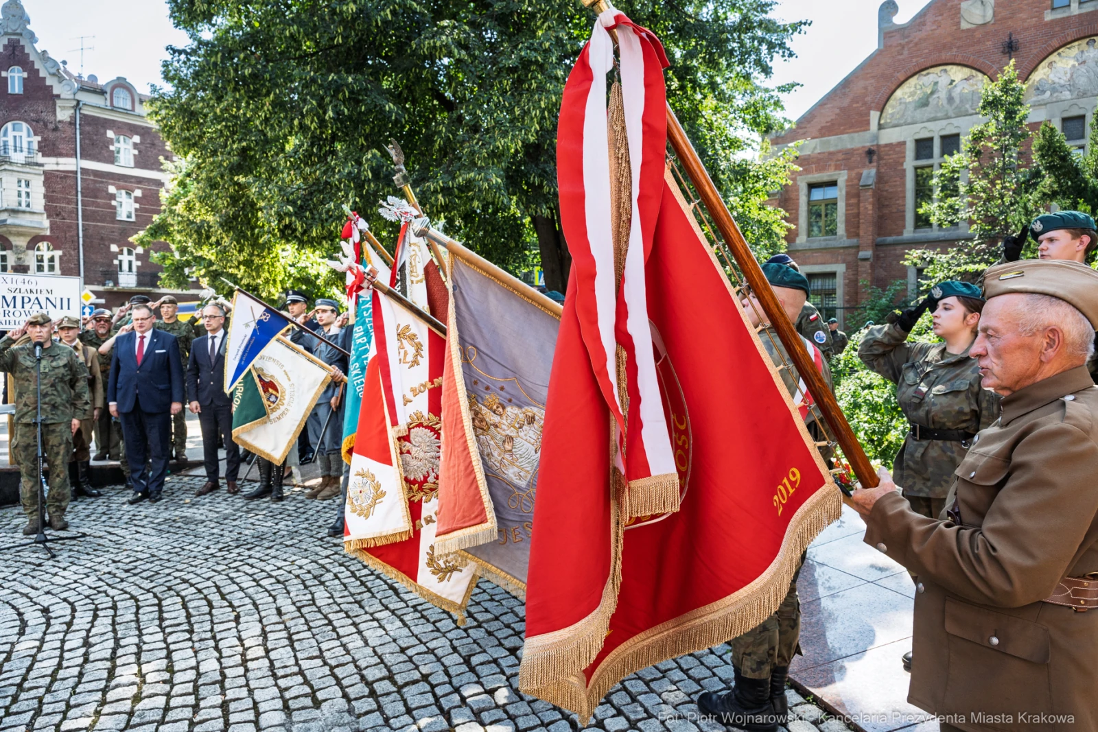 Uroczystość z udziałem żołnierzy i sztandarów w historycznej scenerii.  Autor: Piotr Wojnarowski