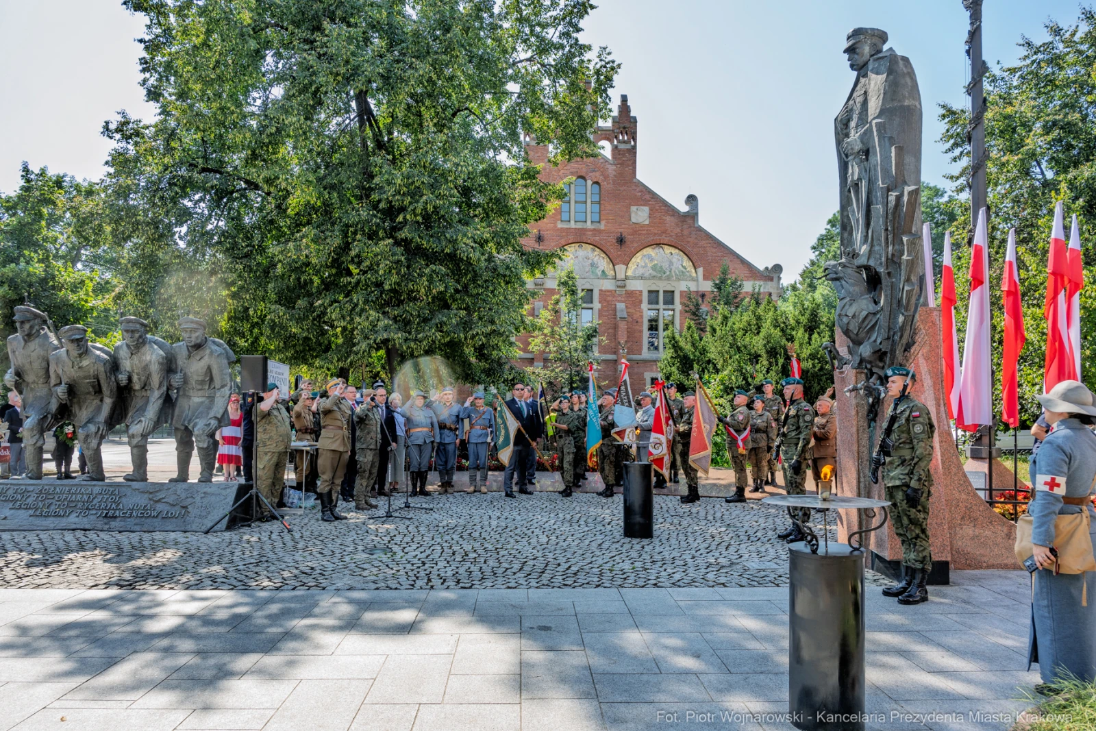 Uroczystość przy pomniku z udziałem żołnierzy i flag narodowych.  Autor: Piotr Wojnarowski