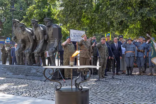 Uroczystość z udziałem żołnierzy i przedstawicieli władz przy pomniku.