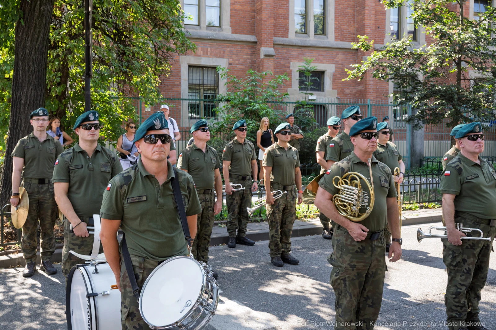 Żołnierze w mundurach wojskowych z instrumentami muzycznymi podczas parady.  Autor: Piotr Wojnarowski