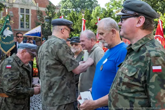 Wręczenie odznaczeń wojskowych podczas uroczystości patriotycznej.