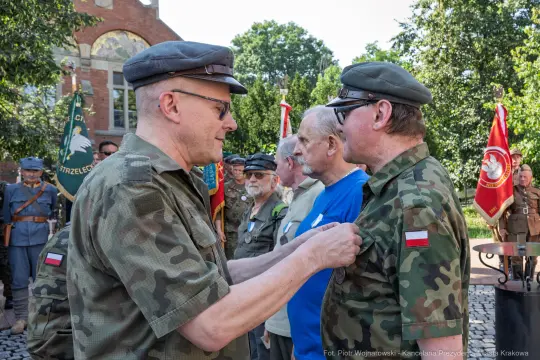 Ceremonia wręczenia odznaczeń wojskowych z udziałem żołnierzy i weteranów.