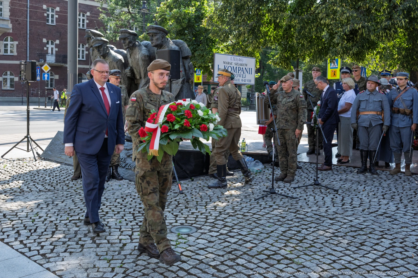 Uroczystość składania wieńca przez żołnierzy i przedstawicieli władz.  Autor: Piotr Wojnarowski